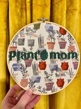 Load image into Gallery viewer, &quot;Plant Mom&quot; Hand-Embroidered Artwork on Vibrant House Plant Print Fabric – 8-Inch Wooden Hoop Décor in Emerald Green
